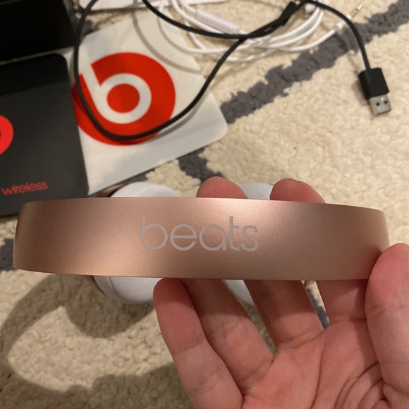 BEATS SOLO 3 WIRELESS HEADPHONES NEVER USED - Picture 7 of 12